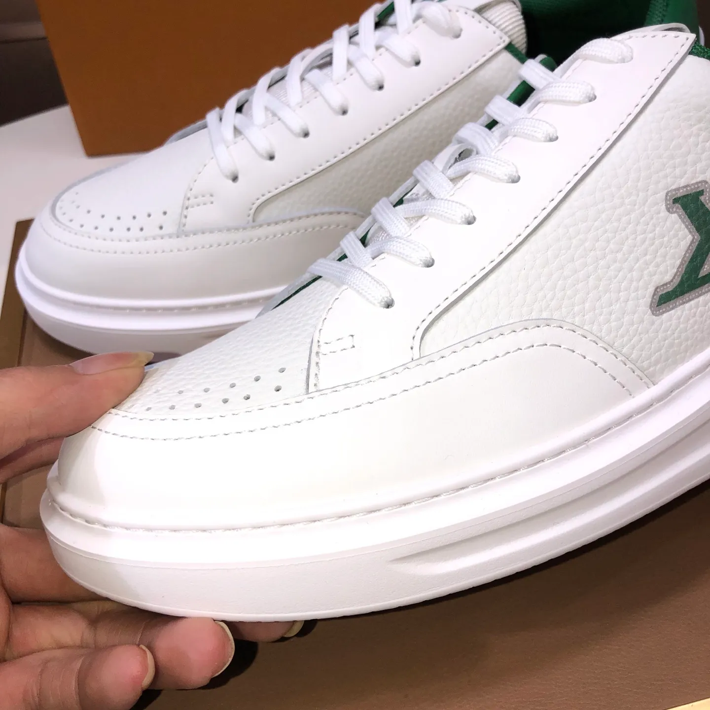 Factory batch 640💰original development, quality shipment, welcome to compare - LV sneaker series sports shoes introduce the loose silhouette of the ready-to-wear series into the spring and summer men's wear shows and make an eye-catching appearance. The cow leather upper is combined with rough fabric laces, and colorful beading highlights the brand's classic elements. LV letters mark the tongue and Monogram floral outsole. Mixed materials Made of top-grain cowhide, thick shoelace design, large Monogram print on the side, mesh lining and cotton feet, the comfort is as extreme as ever, premium heritage, quality first, worth owning! Size: Men’s 38-45 (45 is custom-made and cannot be returned or exchanged)